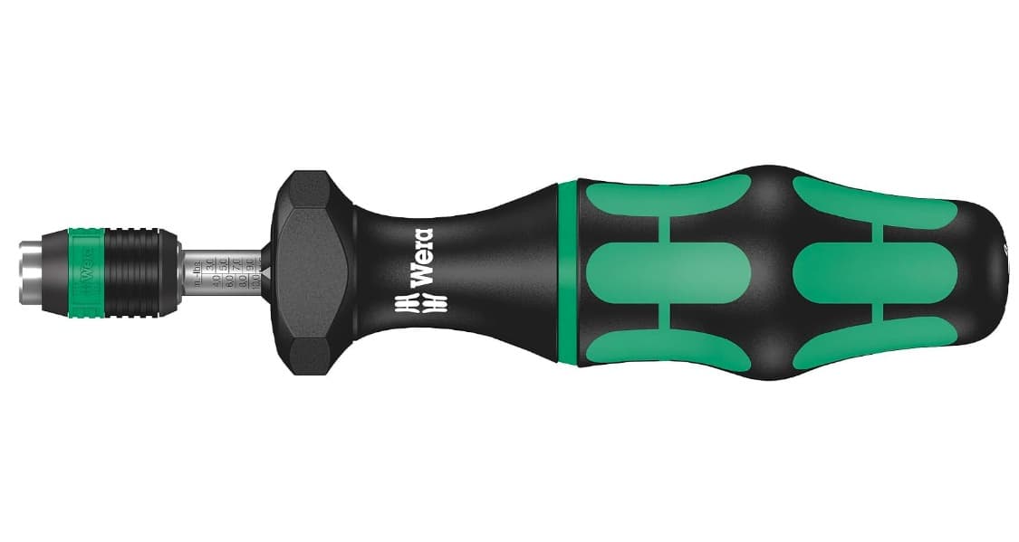 Wera Series 7400 Kraftform torque screwdriver lying horizontally, black-and-green handle to the right, the in-lbs adjustment scale on the shaft and the Rapidaptor chuck at the tip on the left.